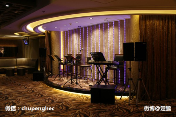 瑞典夫妇畅游山城夜色，感受重庆激情四溢